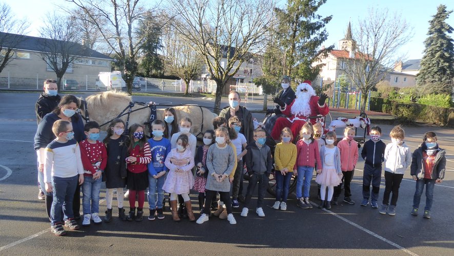 Les élèves réunis dans la cour de l’école pour accueillir le père-Noël.