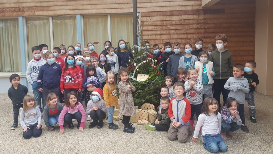 Les enfants joyeux ont pleinement profité du  Noël de l’école.