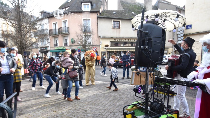 Animation musicale avec le père noël et les mascottes dans les rues de la ville