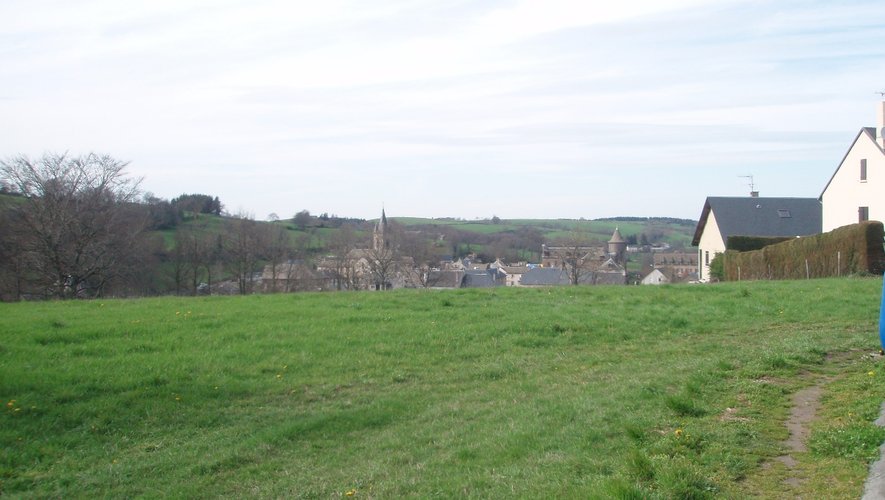 Situés au Champ de Robert, les terrains d’Emilien Peyssi qui dominent le village seront bientôt propriété de la commune.