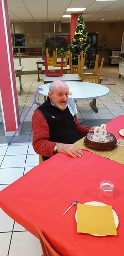 Fernand Romieu, né un 23 décembre, devant son gâteau et ses bougies.
