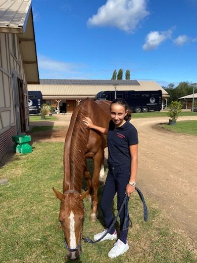 La jeune cavalière de Flavin Romane Blanc voue un amour profond aux chevaux, étant aux petits soins pour eux. Elle est aussi très à l’aise dessus puisqu’elle a intégré, en septembre, l’Académie Delaveau au pôle international à Dauville.