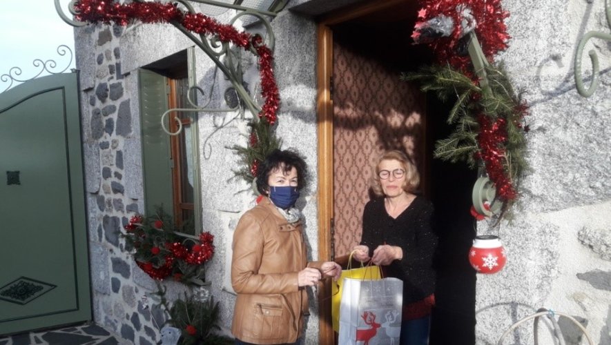 Le centre communal d’action sociale, aidé de bénévoles, a organisé la distribution de gourmandises de Noël aux séniors de la commune d’Argences-en-Aubrac.