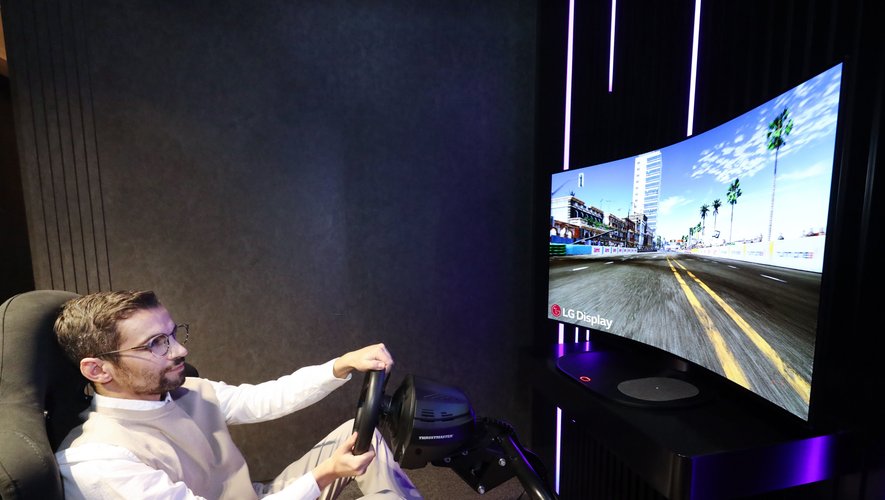 LG présente un écran pliable dont les bords s'incurvent pour une meilleure immersion dans les jeux vidéo.