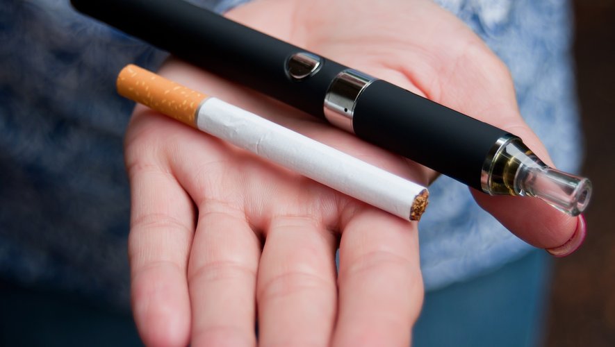Combiner tabagisme et vapotage ne réduirait pas le risque de développer des maladies cardiovasculaires.