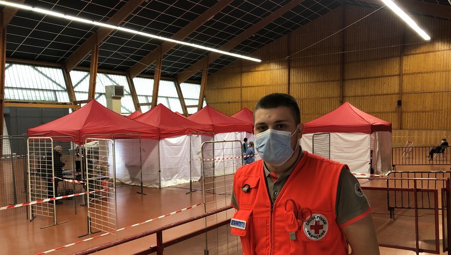 Pierre Villain, le responsable départemental de la Croix-Rouge devant le dispositif mis en place, hier, à la salle de Treize-Pierres.