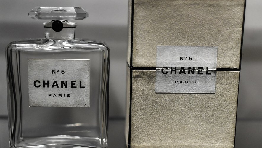 En 1921, Gabrielle Chanel, qui casse les codes du vestiaire féminin, arrive avec un parfum tout aussi révolutionnaire.