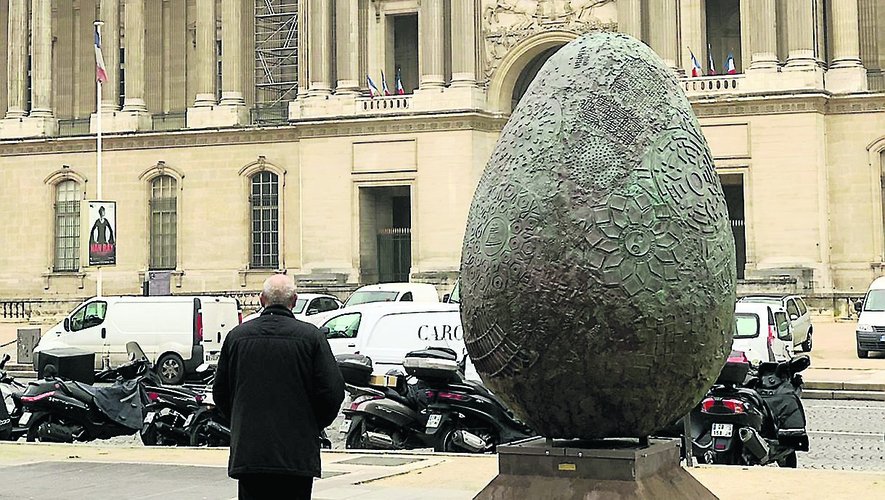 L’œuf géant de l’artiste trône devant le musée du Louvre à Paris./ Photo fournie par C. Bernad.