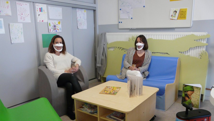 Emilie et Sandra ont aussi des masques inclusifs pour faciliter les échanges.