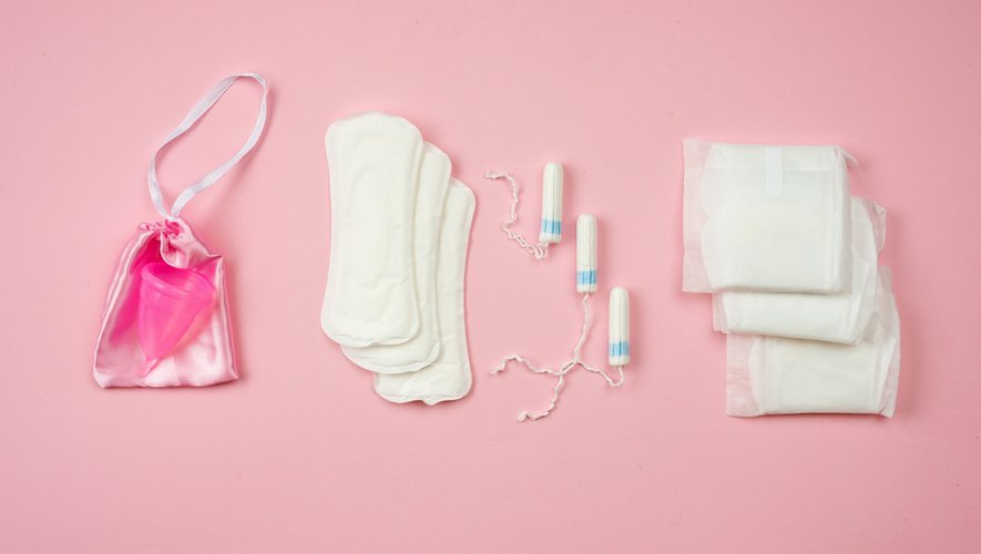 Pour lutter contre la "précarité menstruelle" qui frappe des dizaines de milliers d'adolescentes, la Région Ile-de-France sera la première à installer des distributeurs gratuits dans tous les lycées.