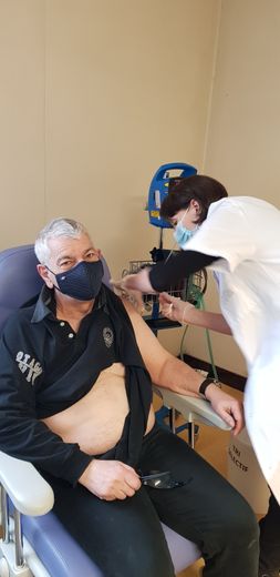 Marc Hubentz, représentant des Usagers du centre hospitalier, se fait vacciner.