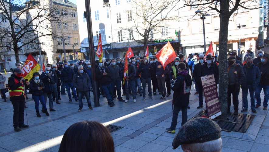 Une centaine de manifestants étaient rassemblés ce mardi place du Bourg à Rodez.