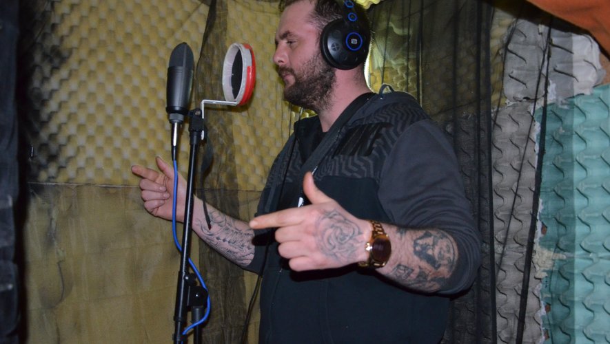 Florian Math enregistre ses titres de rap dans son garage du quartier Beauregard.