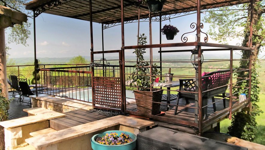 Une magnifique terrasse ombragée avec son spa d’extérieur permet de profiter de la vue sur la magnifique et reposante campagne environnante.          
