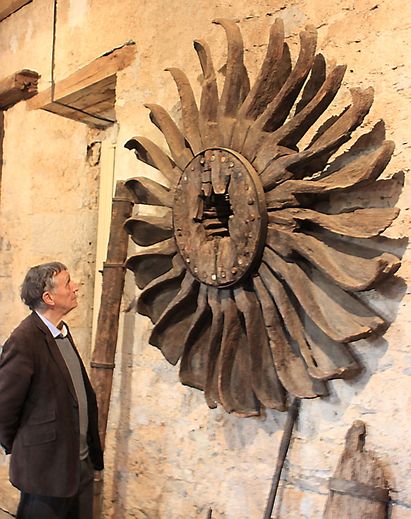 Jean Delmas pose devant le fameux « rodet », la roue de moulin, qui sert d’emblème au musée du Rouergue de Salles-la-Source. Il l’avait lui-même récupéré en 1969 à la force du poignet, au fin fond d’une vallée du Ségala, près du village de La Vialette, commune de Camjac.   