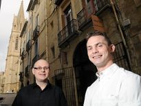 Jean-Philippe Vivant et Daniel Lutrand devant Le Pastis en 2014.