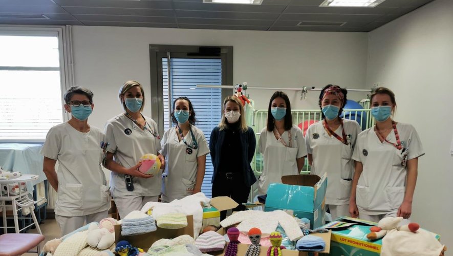 Remise des vêtements pédiatriques au service néonatalogie de l'hôpital de Rodez