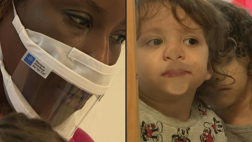 dans une crèche parisienne, les professionnelles de la petite enfance tentent de remplacer les masques chirurgicaux par des masques transparents qui laissent voir leur bouche, un "plus" pour communiquer avec les tout-petits.