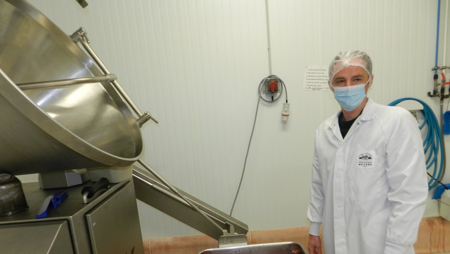 Ludovic Mazars devant un des nouveaux équipements de l’usine de Montsalès.