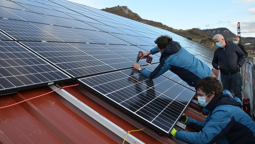 À Tournemire, les 550 mètres carrés de panneaux solaires ont mis trois semaines à être installés.