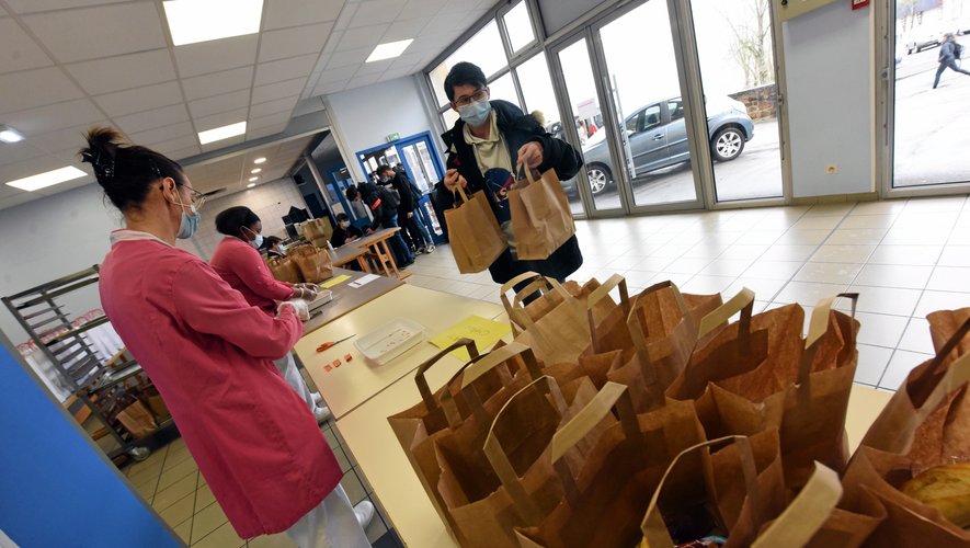 Plus d’une centaine d’étudiants sont venus profiter des repas à 1 euro, distribués par Rodez Agglomération, jeudi, lors du lancement de l’opération. 