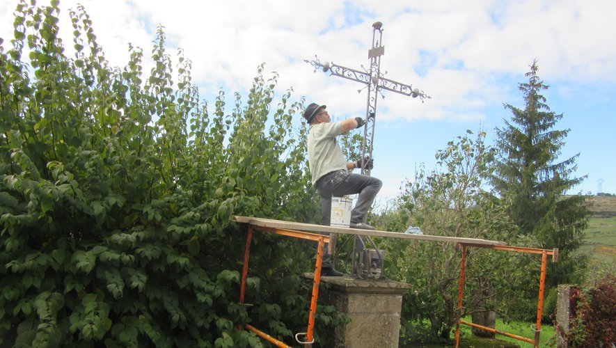 Artisan à la retraite, Daniel Valdenaire a restauré la croix de Trédou, mais également une trentaine de croixau sein de la commune de Sébrazac.