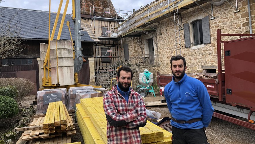 Maxime et Sébastien Itié devant leur chantier au centre de Foissac avec notamment le pigeonnier au milieu, derrière eux.