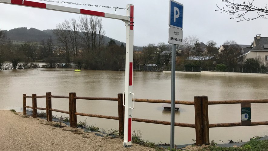 A Laissac, un parking en zone inondable est sous l'eau.