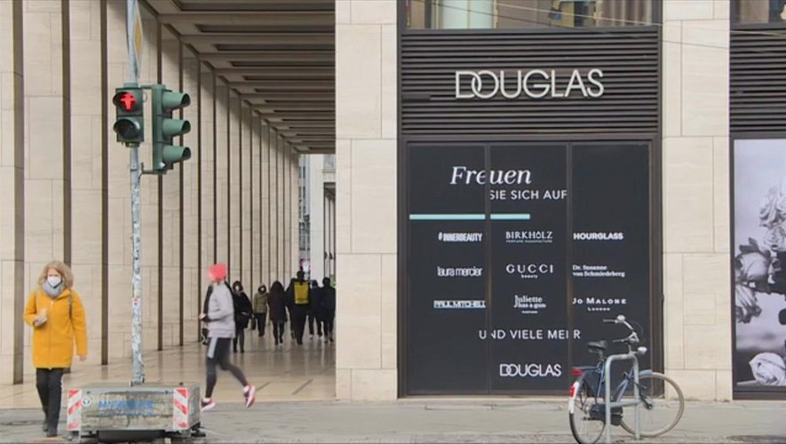 Le groupe allemand de parfumerie Douglas, propriétaire de l'enseigne, prévoit de fermer 20% de son parc en Europe, menaçant au total 2.500 postes, dont "environ 350" en France.