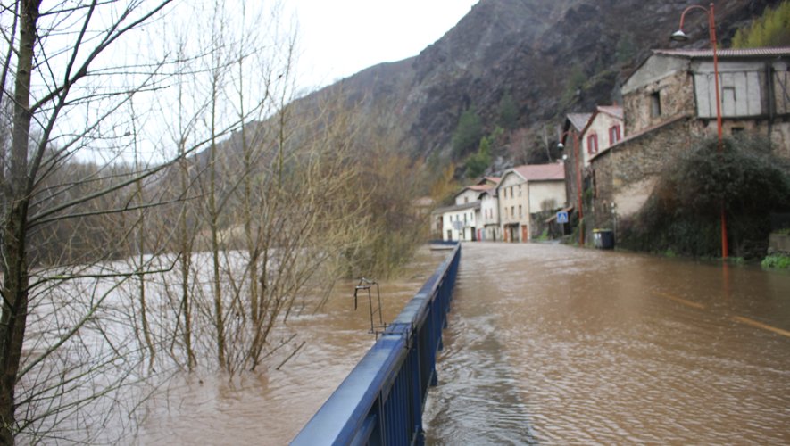 La RD 840 a une nouvelle fois été inondée à Laroque-Bouillac, nécessitant sa fermeture.