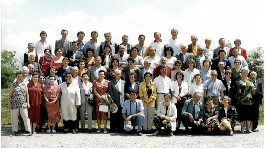 Rassemblement des anciens élèves autour de Mme Toty le 24 05 1998
