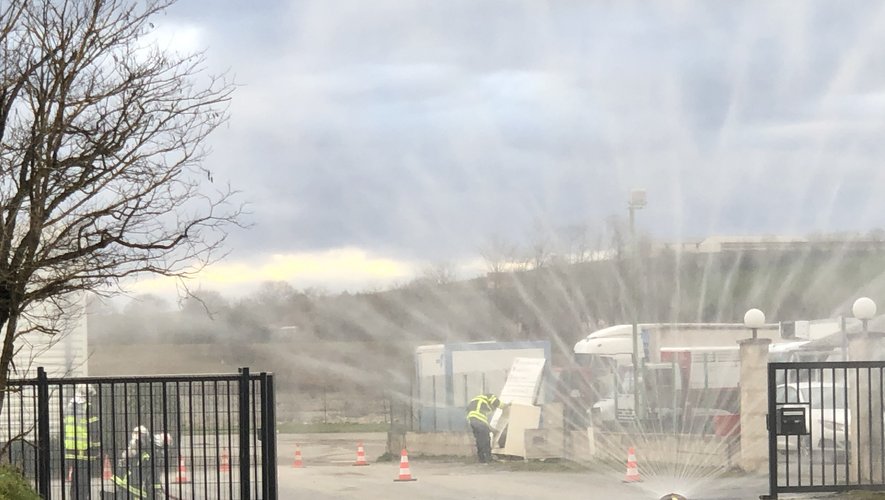 Les pompiers ont placé une lance en queue de paon à l'entrée de l'entreprise Renault Trucks de La Glèbe afin de propuilser le gaz vers le haut. 