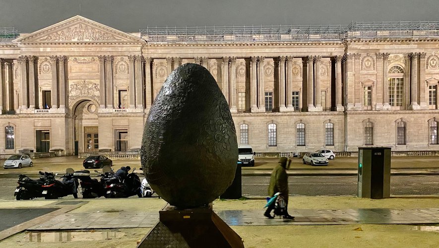 L’Oeuf de Rachid Khimoune exposé face au Louvre. La volonté de l’artiste est de détourner l’élément de son quotidien et dans le cas présent, retravailler les moules de plaques d’égouts récoltés à travers le monde : Paris, New York, Rome…
