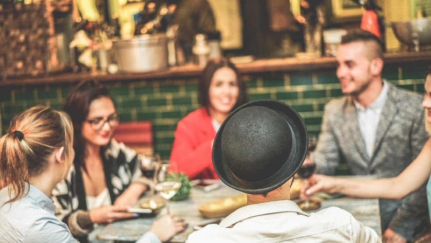 Dans le monde, le taux moyen de personnes qui fréquentent moins les restaurants qu'avant s'élève à 63%.