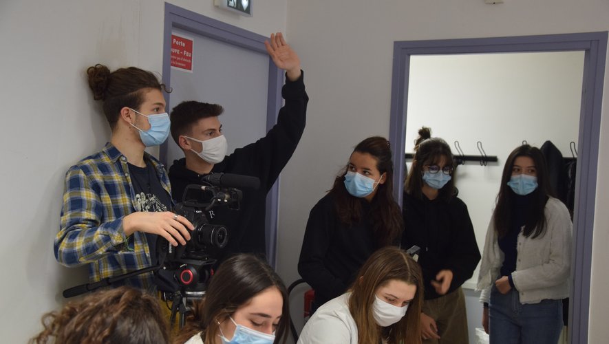Les élèves ont filmé pour montrer les coulisses du lycée.