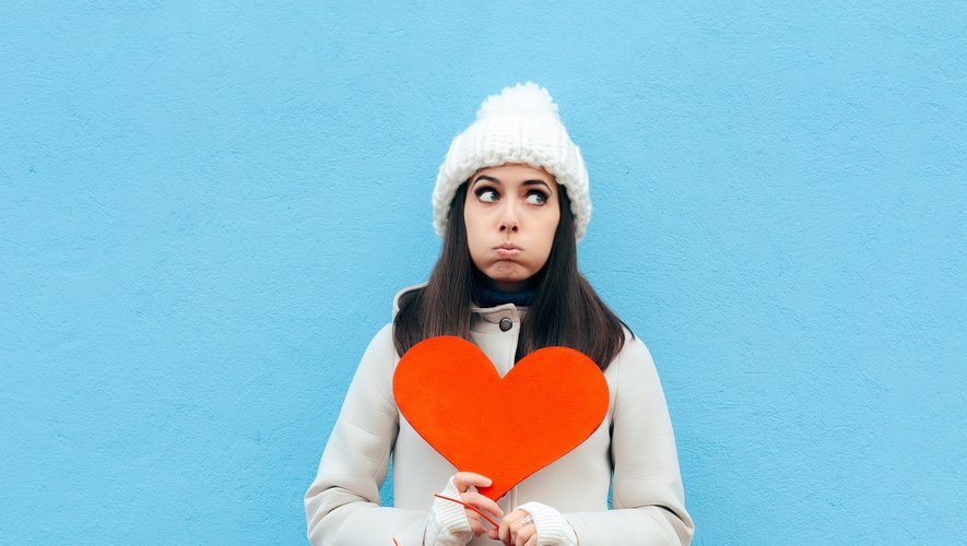 Quatre célibataires sur dix se sentent plus jugés sur leur situation amoureuse à l’approche de la Saint-Valentin.