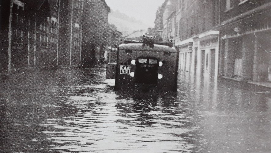 La rue de la République à Viviez le 1er juin 1964. L’eau atteignait un mètre place de la Victoire.