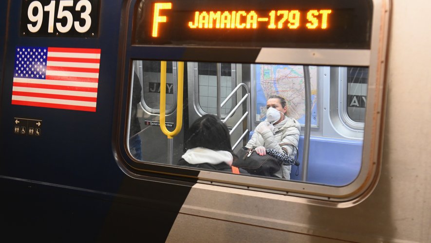 A New York, où beaucoup d'habitants ne possèdent pas de voiture, la baisse de trafic du célèbre "subway" tournait, fin janvier, autour de 70% par rapport à l'an passé, selon les chiffres de MTA, qui y gère les transports.