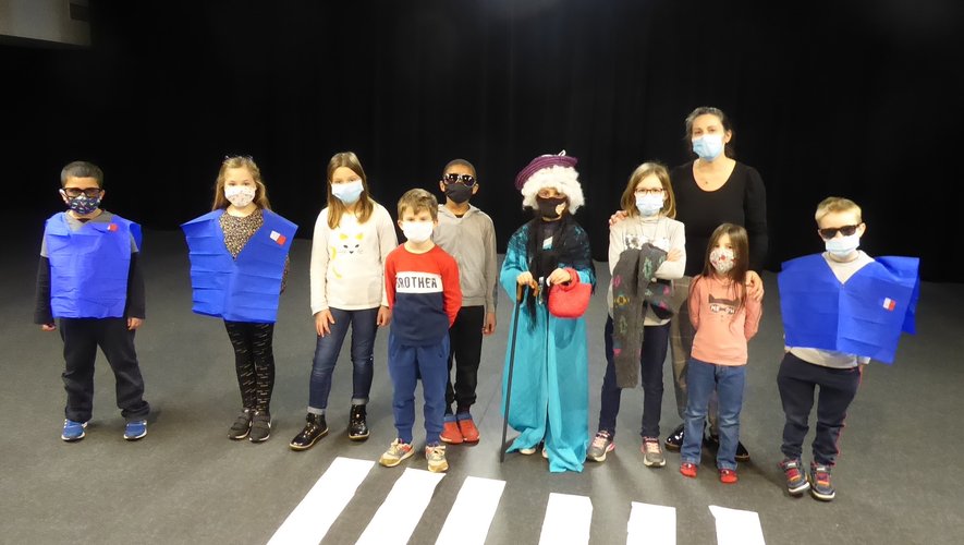 Les enfants participant à cet atelier théâtre aux côtés de l’animatrice Marie.