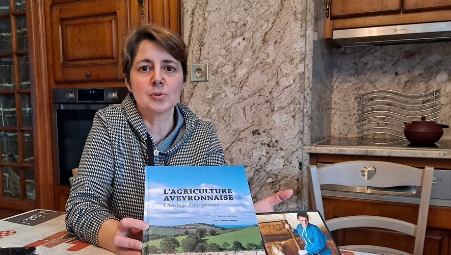 Valérie présente le magnifique ouvrage sur l’agriculture aveyronnaise dans lequel la ferme de la Niade a eu le plaisir de figurer.