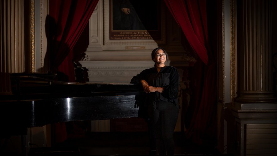 La jeune cheffe Glass Marcano est devenue samedi la première femme noire à diriger un orchestre en France.