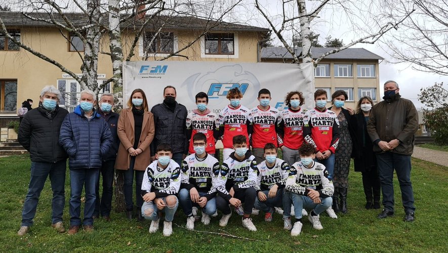 Les élèves du site excellence sportive moto avec leurs professeurs et Sébastien Poirier (5e en haut).