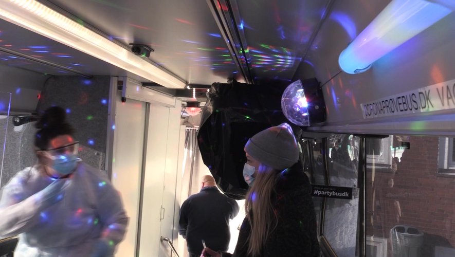 Au Danemark, un "partybus" (un bus discothèque) métamorphosé en centre de dépistage itinérant sillonne les rues d'une banlieue de Copenhague.