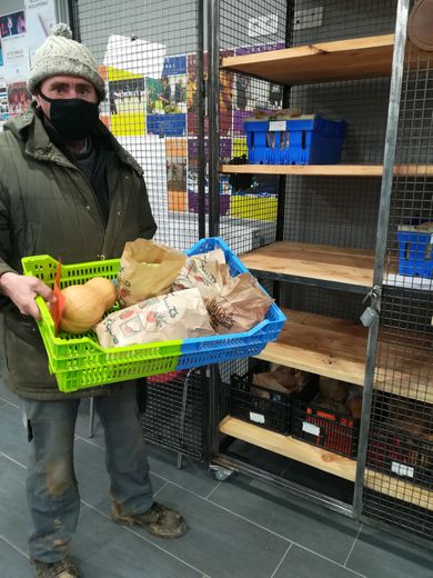 Gérald, un salarié polyvalent de l’association Antenne Solidarité Lévézou Ségala, déposant les paniers de légumes.