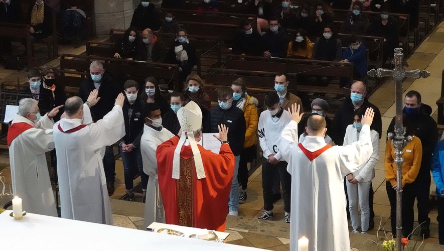 L’évêque et les prêtres donnent le sacrement de confirmation à la collégiale de Villefranche.