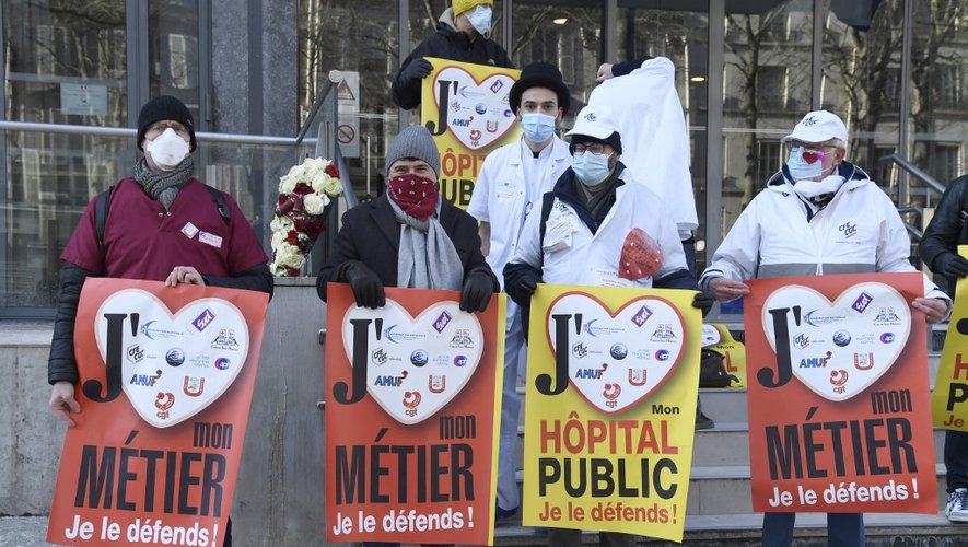 Le 14 février 2021, devant le ministère de la Santé à Paris, les professionnels de la santé se rassemblent pour demander plus de fonds et d'emplois, alors que la pandémie de coronavirus (Covid-19) se poursuit.