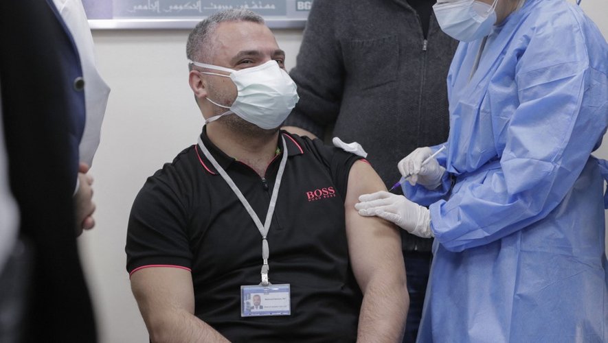 Mahmoud Hassoun, le chef de l'unité des soins intensifs à l'hôpital Rafic Hariri, principal établissement public mobilisé dans la lutte contre le coronavirus, s'est vu administrer le vaccin Pfizer/BioNTech.