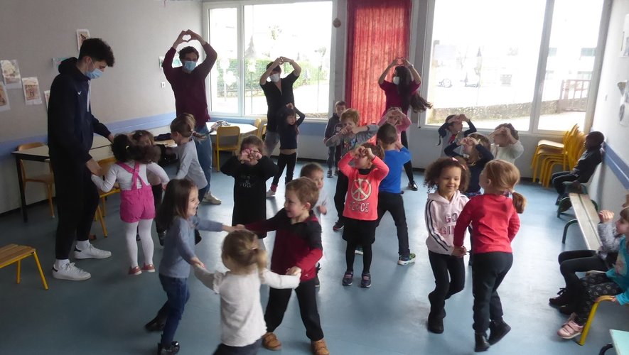 Les enfants de 3/5 ans heureux de danser sur des airs aborigènes.