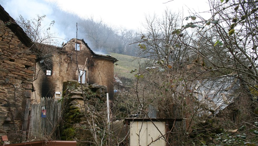 La maison a été détruit par les flammes.