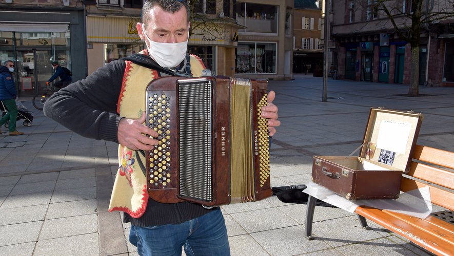 Le musicien amateur a joué place du Bourg, hier, pour le plaisir des passants.